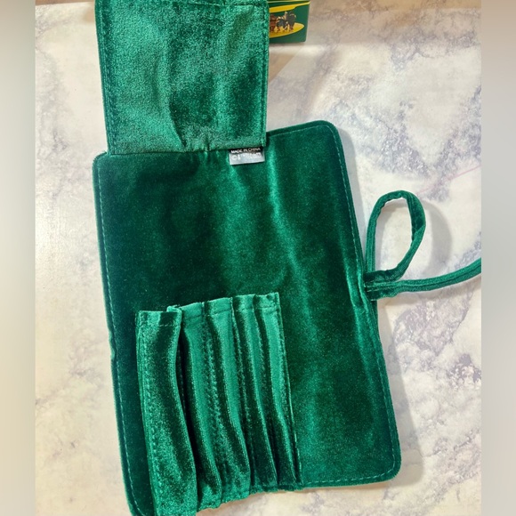 Kylie Jenner x Wizard of Oz Makeup Brush Carrier - Picture 3 of 4